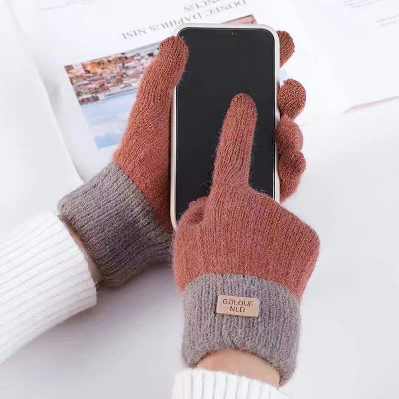 Brown knit gloves with contrast ribbed cuff