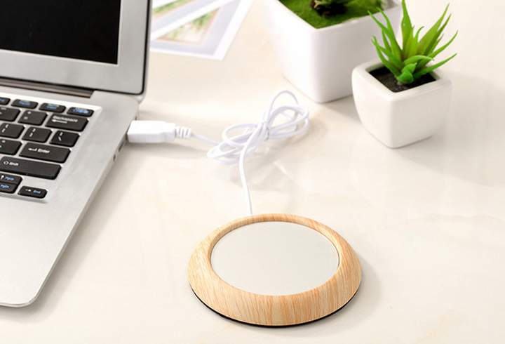 Wood look USB coaster warmer with mug