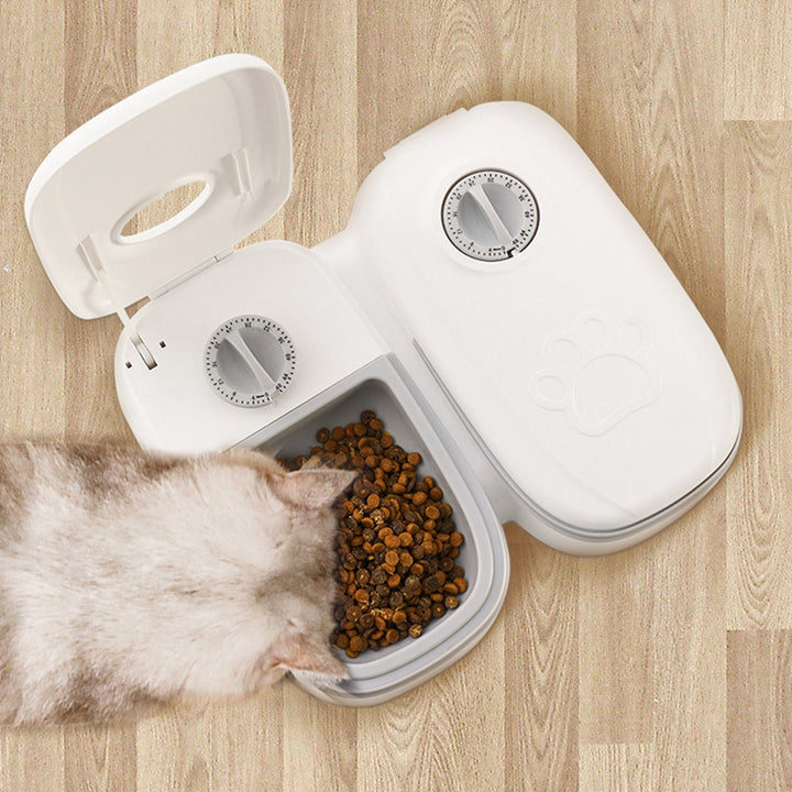 Timed pet feeder with dial and lid
