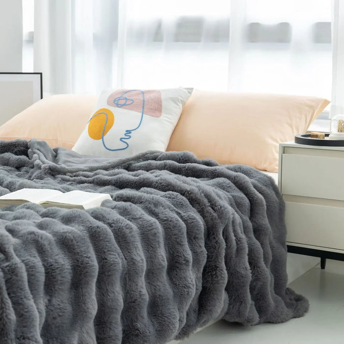 Hendrano™ Reversible Faux Fur Bubble Throw Blanket for Couch and Bed