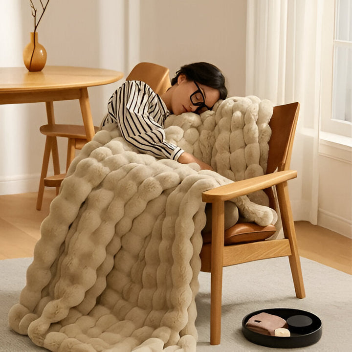 Soft Plush All-Season Blanket with a Minimal, Elegant Look